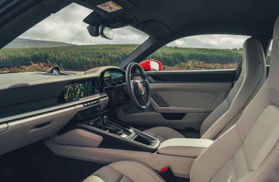 Интерьер Porsche 911 Carrera S (992) 2019 года  (UK) (фото 8 из 29)